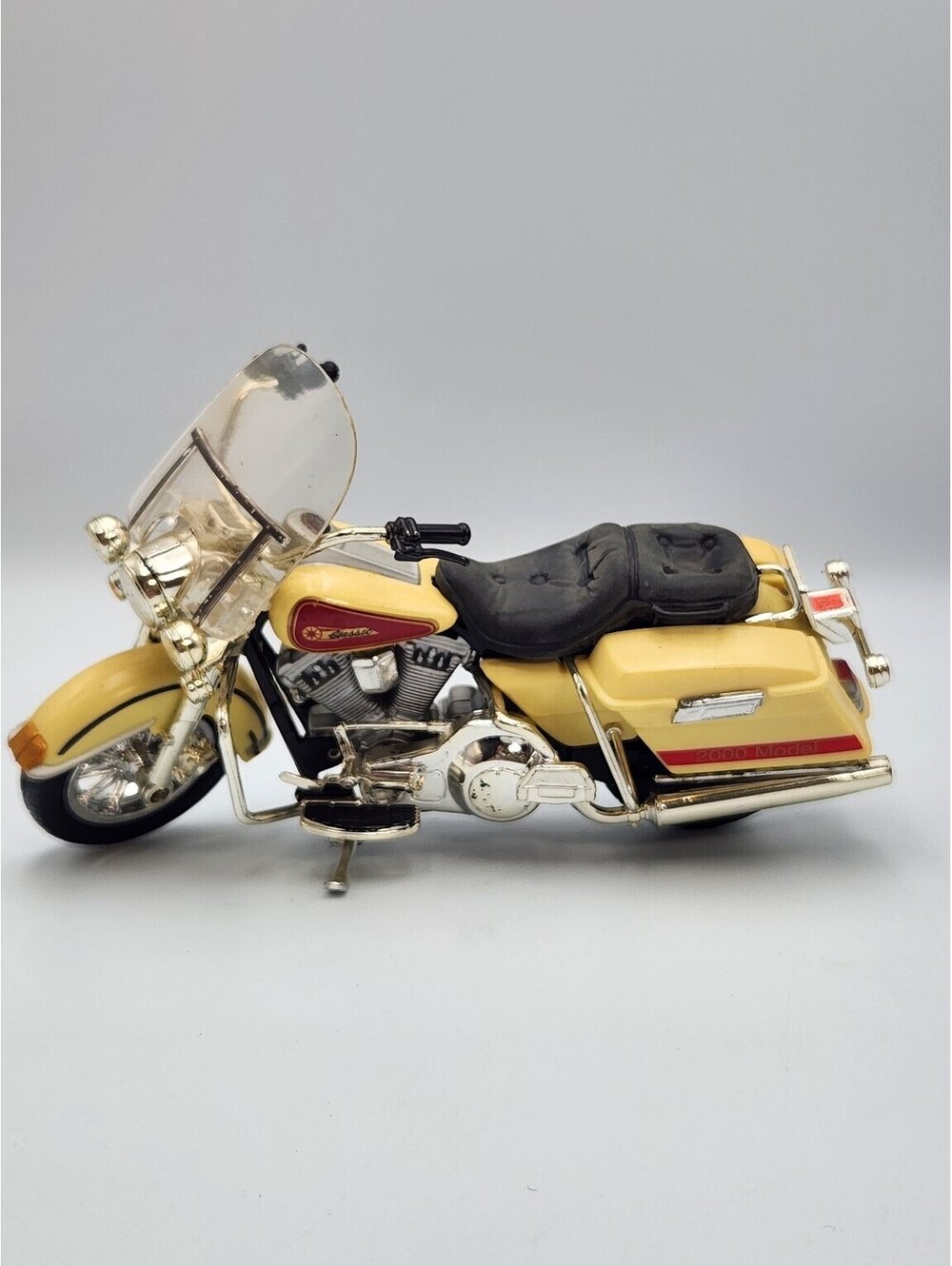 Harley-Davidson FLHRCI Road King Classic Plastic Motorcycle 1:15 - P7